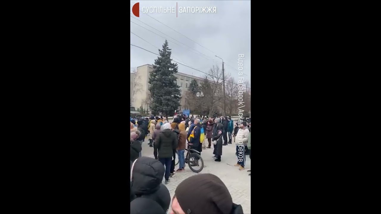 У місті Токмак Запорізької області місцеві мешканці вийшли на мітинг проти російських окупантів