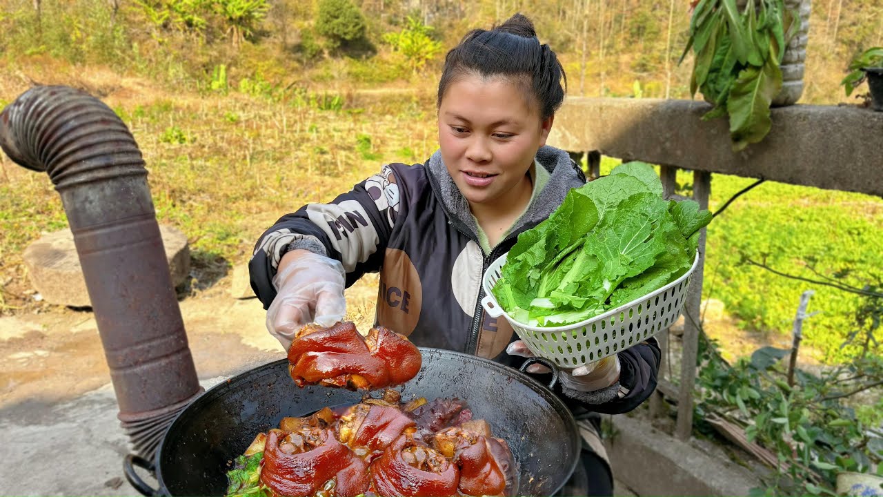 今天炖一锅又香又辣的猪拐骨吃过瘾 Today, I stewed a pot of spicy and delicious pig bones