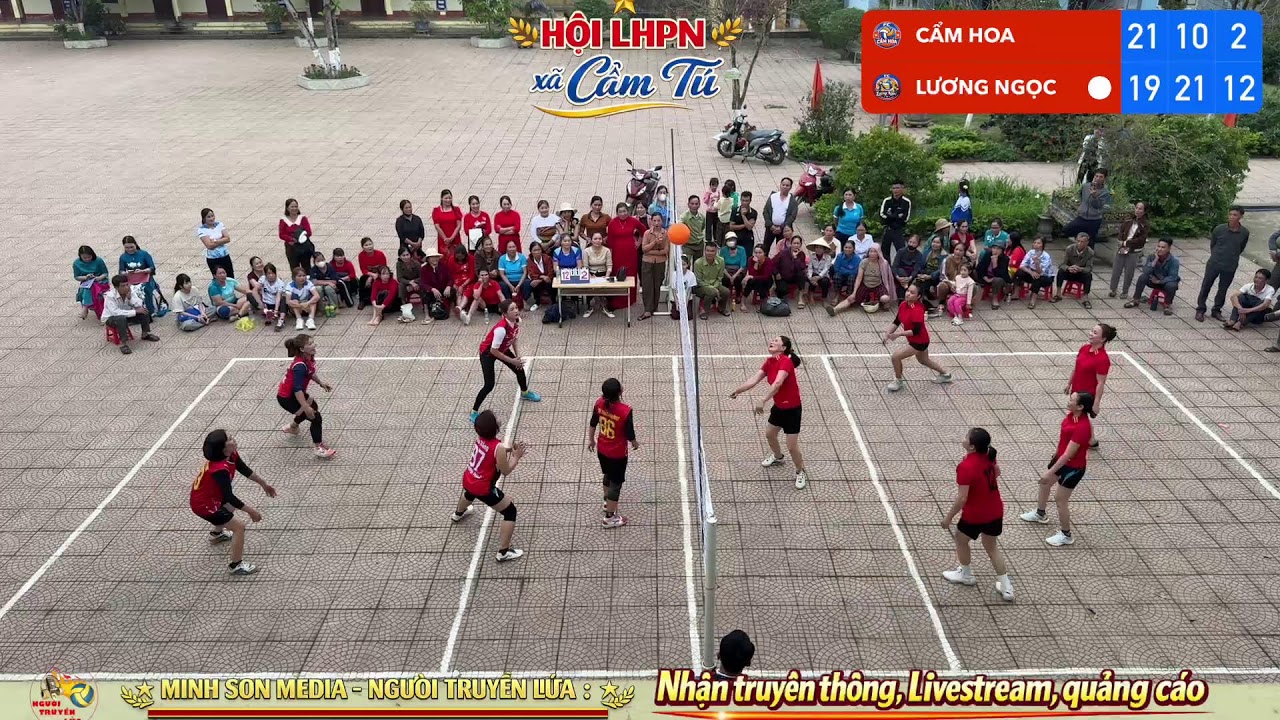 Giao hữu bóng chuyền hơi hội liên hiệp phụ nữ xã cẩm Tú Lương Ngọc-Cẩm Hoa