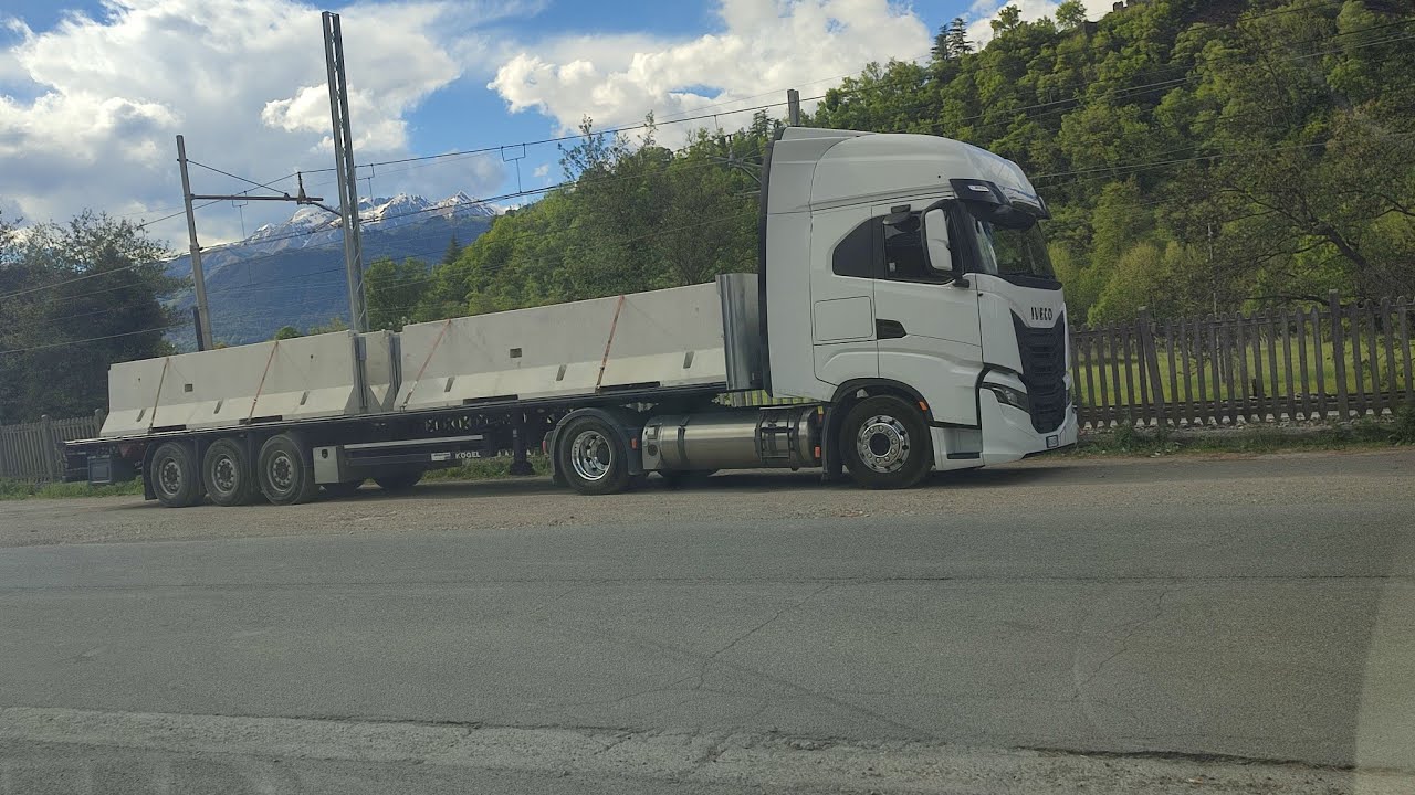 UN TRASPORTO DIVERSO CON IL CAMION