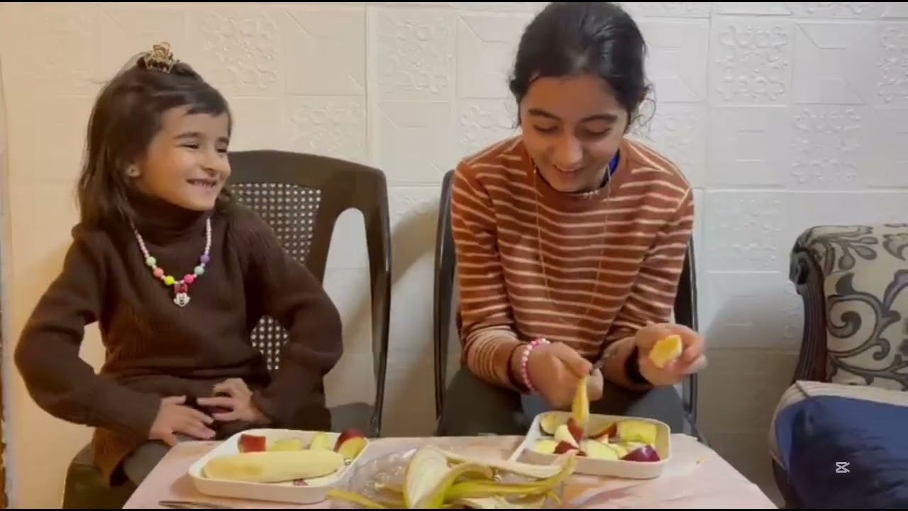 تحدي مين عملت اجمل صحن الفواكه ⁉️جوليا ولااسراء🍌🍎🍏
