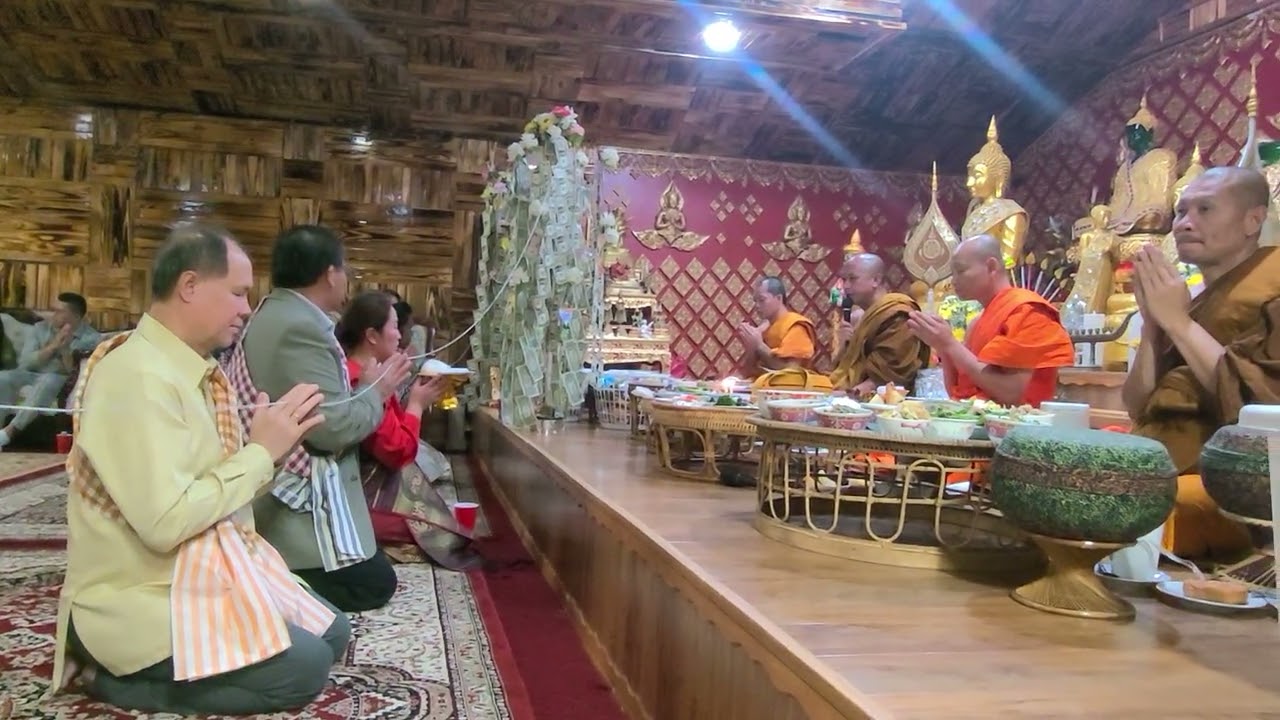 ພິທີຖວາຍທານທາງສາດສາໜາຊາວພຸດຂອງບ້ານເຮົາ.ຫຼັງ ຈາກຕັກບາດແລ້ວກໍ່ມາຖວາຍທານໃຫ້ຜູ້ທີ່ລ່ວງລັບໄປແລ້ວ