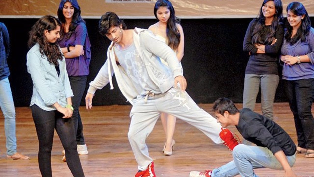 Vidyut Jamwal Gave Live Self Defense Training to Girls | Commando 2 | Fight Stunt Scene in Gym