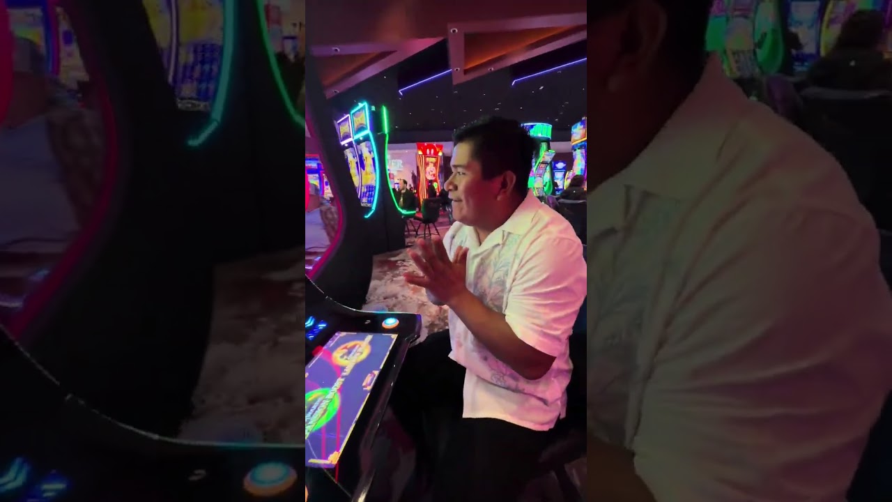 ¡Por fin se gano algo este amigo en el casino!