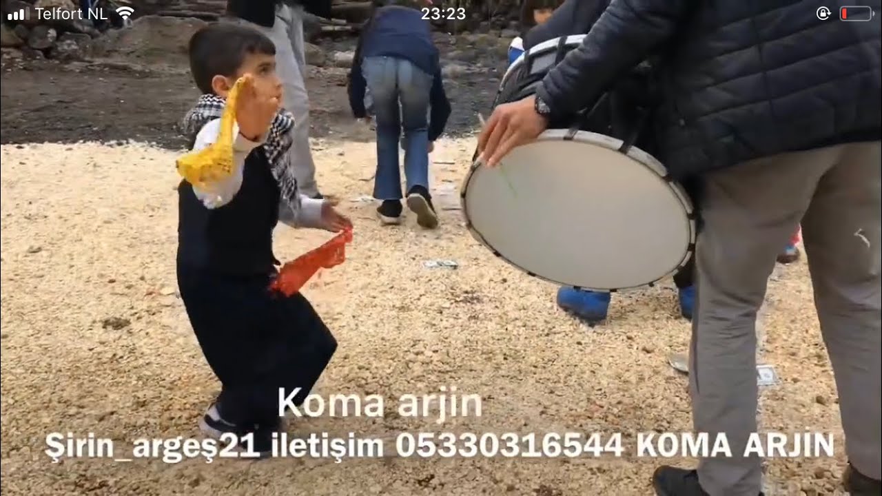 Küçük çocuk Diyarbakır halayı izlemelisin