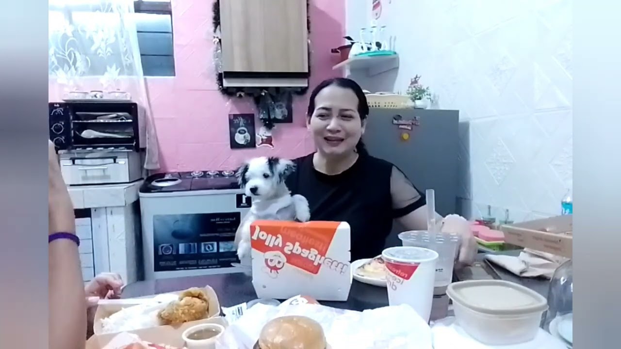 Masarap ang libre! Mix & match Jollibee at pizza.talagang kasama ang alaga namin sa kainan.