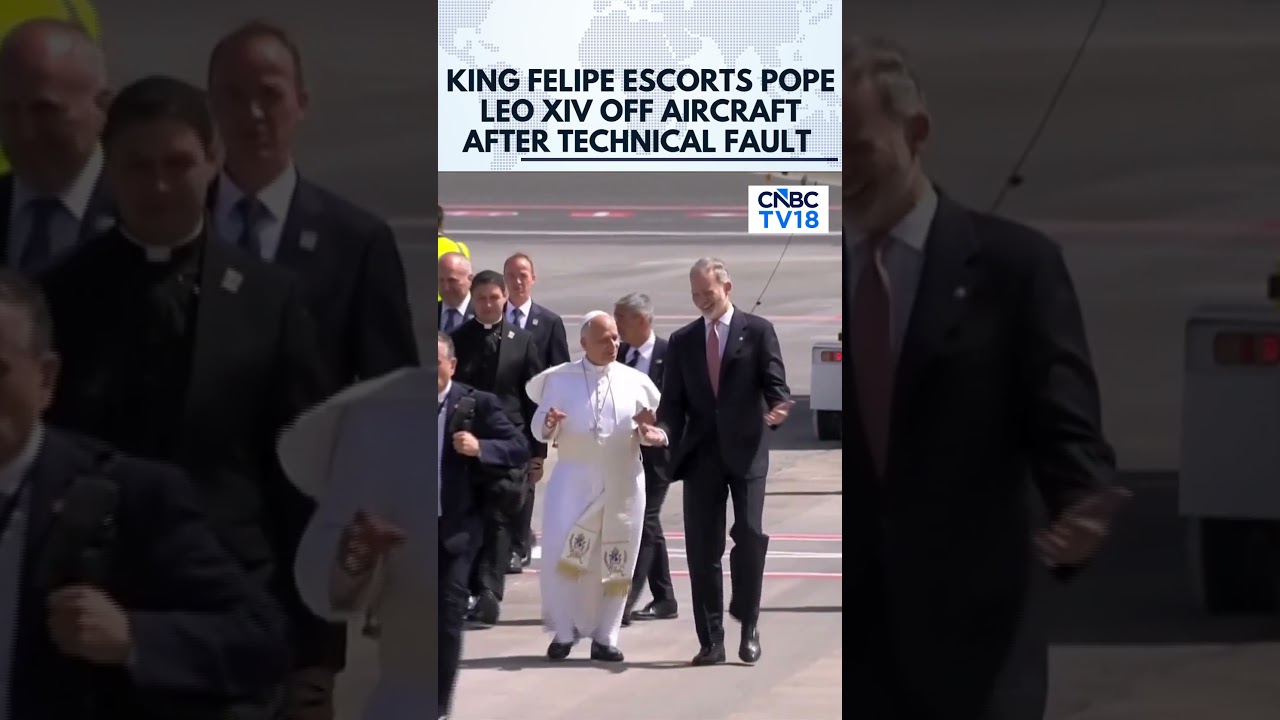 MOMENT: Pope Leo XIV Forced To Leave Aircraft After Maintenance Problem | N18G