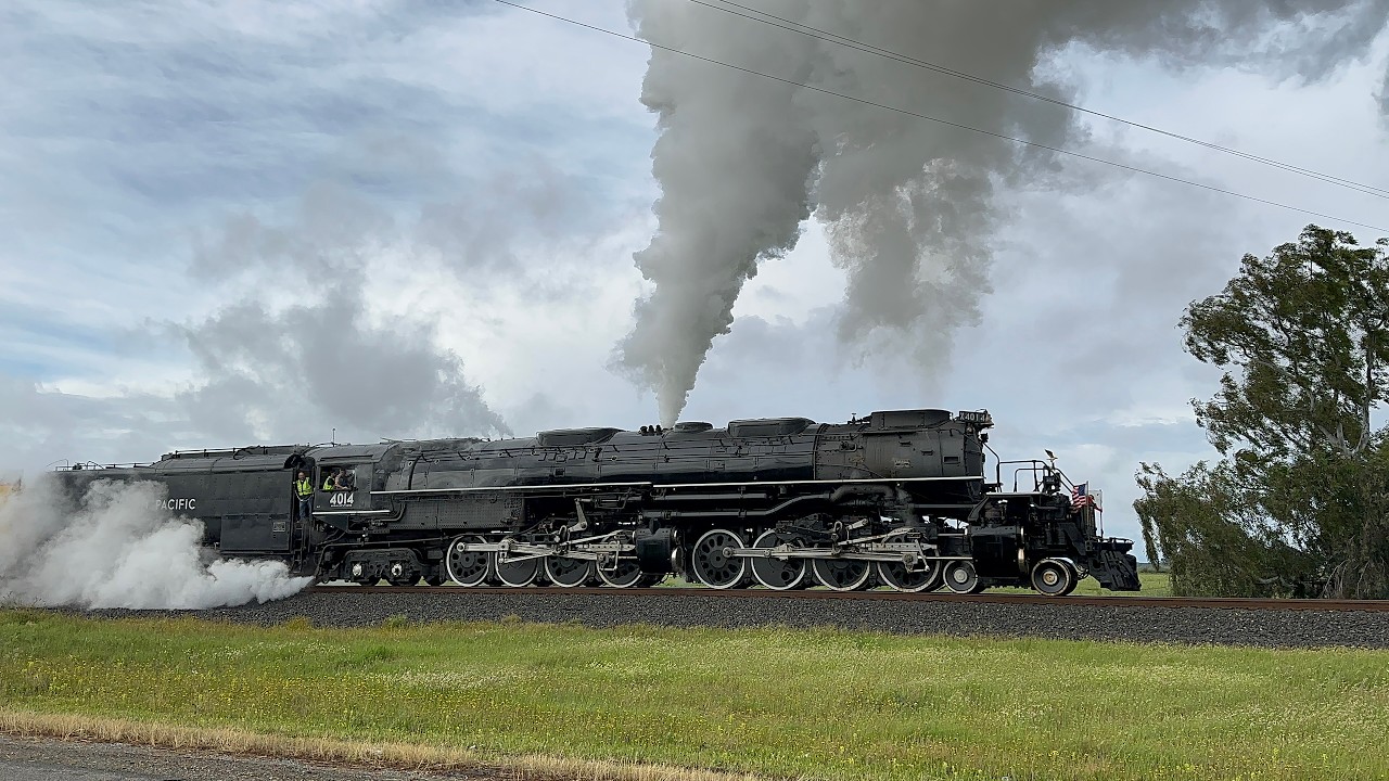 Самый большой в мире паровоз! Паровоз Union Pacific Big Boy № 4014 движется на север по Valley Su...