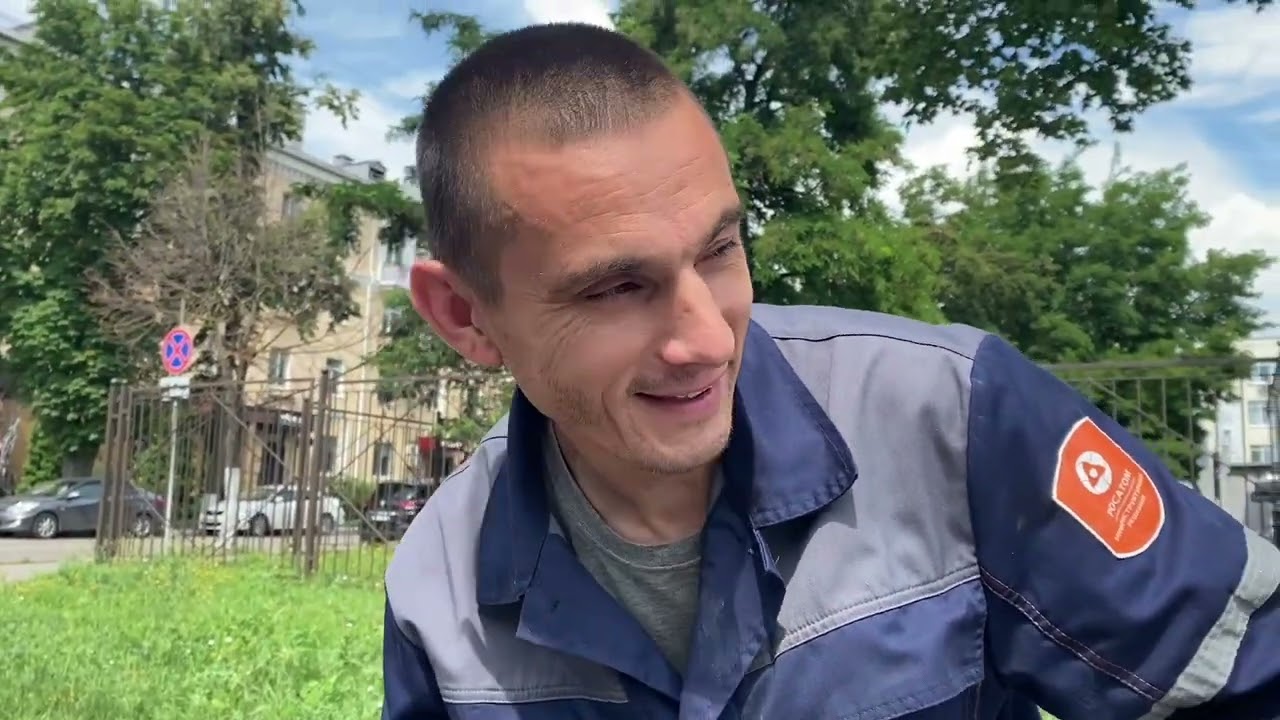Сантьяго дуплит по работе на старом велике