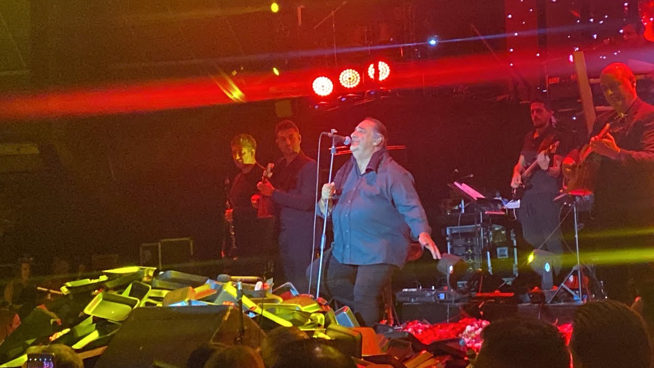Βασίλης Καρράς Live στο Volcano (9/7/22) - Εισαγωγή και είσοδος