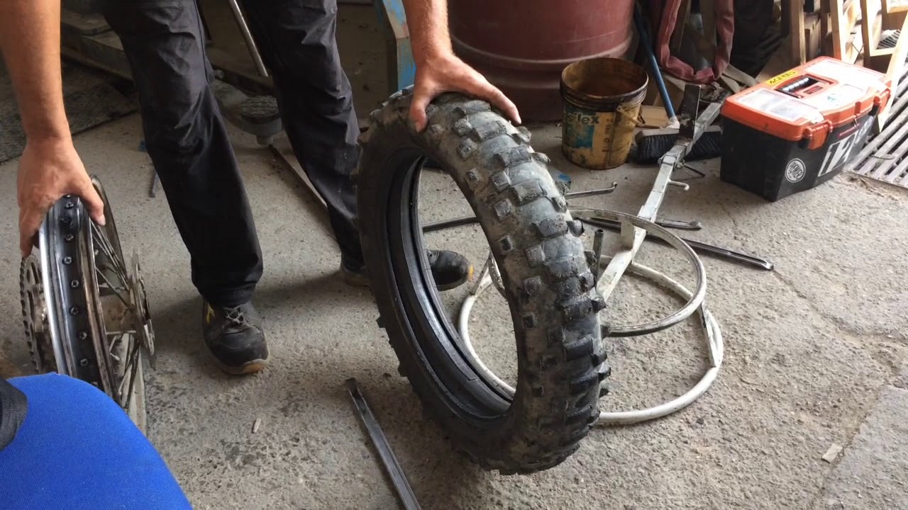 KTM EXC 300 - CAMBIO PNEUMATICO POSTERIORE