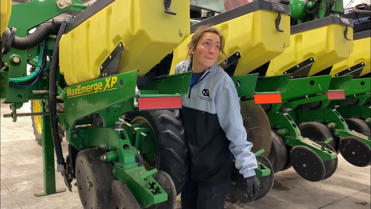 Farm Hacks (Replacing chains on John Deere 1720 Planter)