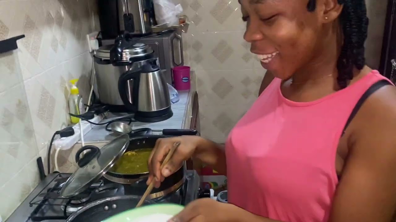 I Tried Ebunuebunu (Green Green Soup) for the First Time – WOW! 😍🇬🇭