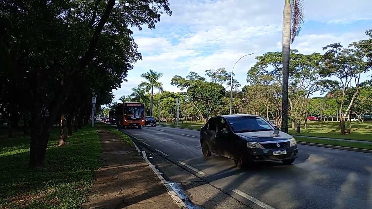 Movimentação de ônibus urbano no Eixo Sul no centro de Brasília-DF.
