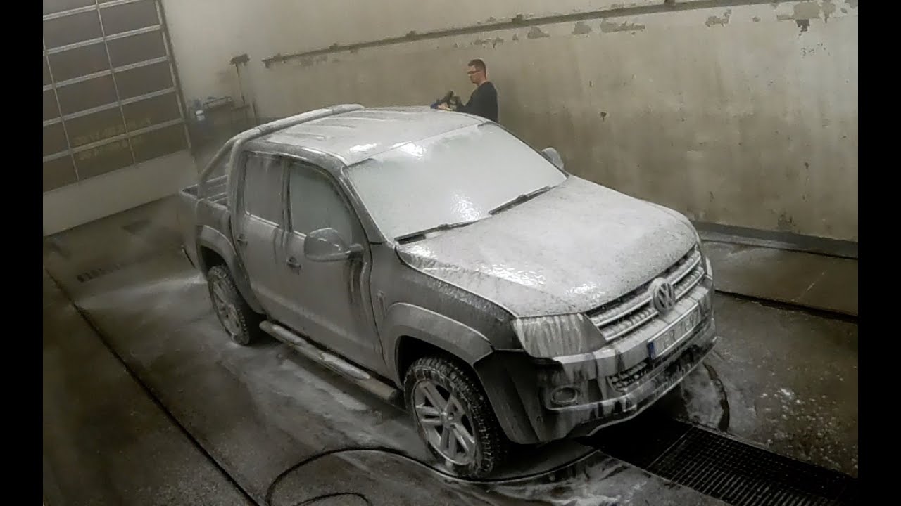 Cleaning Muddy VW Amarok in truck wash
