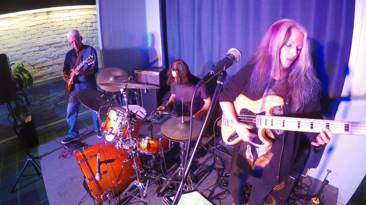 🎸🥁🎸 *STANDING ON SHAKY GROUND* 🎸🥁🎸  Rebecca Johnson Band  (QSC Touchmix 16)