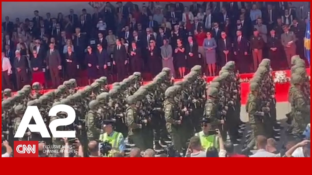 PARADA E PLOTË/ Kosova tregon forcën, ushtarët mbushin rrugët e Prishtinës