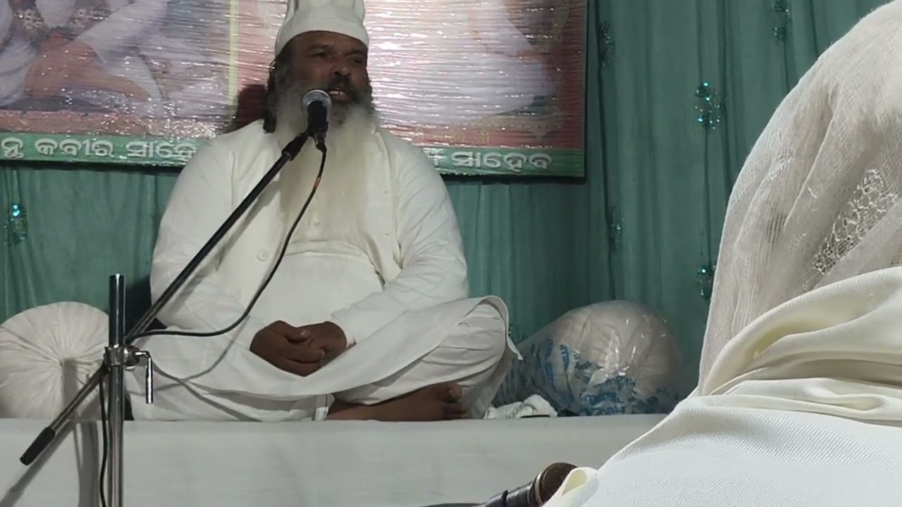 प्रवचन देते हुए संत सुरेन्द्र दास महाराज जी सतपंथ आश्रम,निमाल (उड़िसा) में 