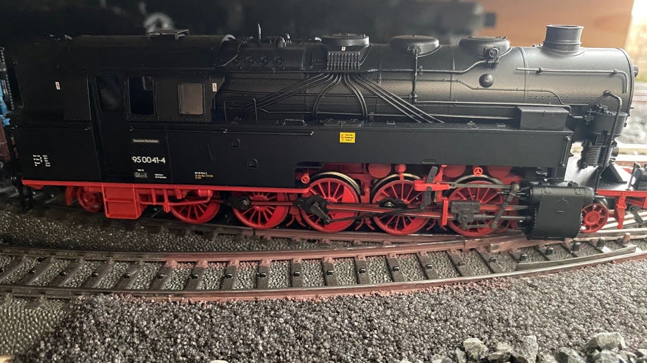 Märklin H0 BR 95 0041 4 mit Güterzug