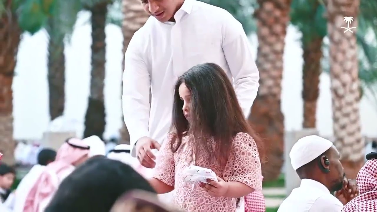 جموع المصلين يؤدون صلاة عيد الأضحى المبارك في رحاب مسجد الميقات .