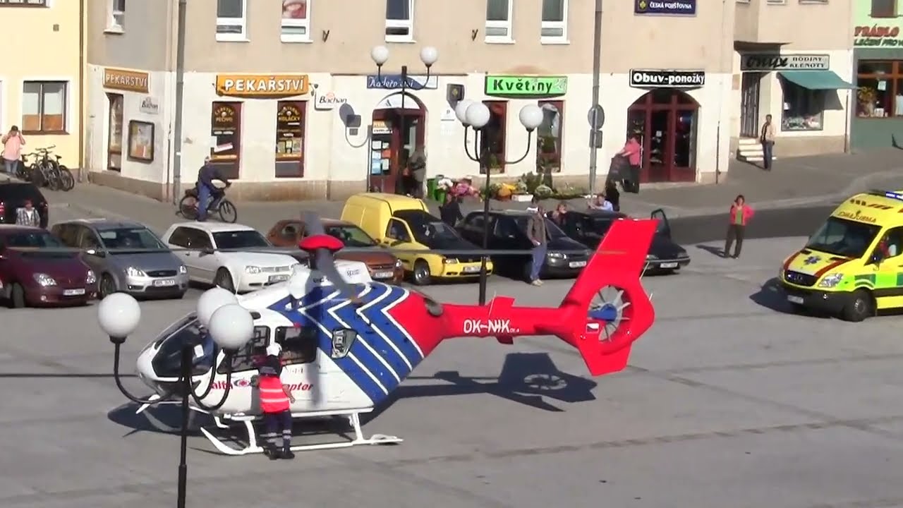 Start a odlet helikoptéry záchrané služby jihomoravského kraje z náměstí ve Bzenci ( z historie )