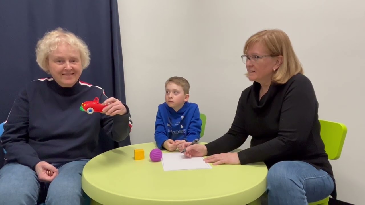 L'équipe SACCADE explique l'utilisation du LSC aux enfants neurotypiques