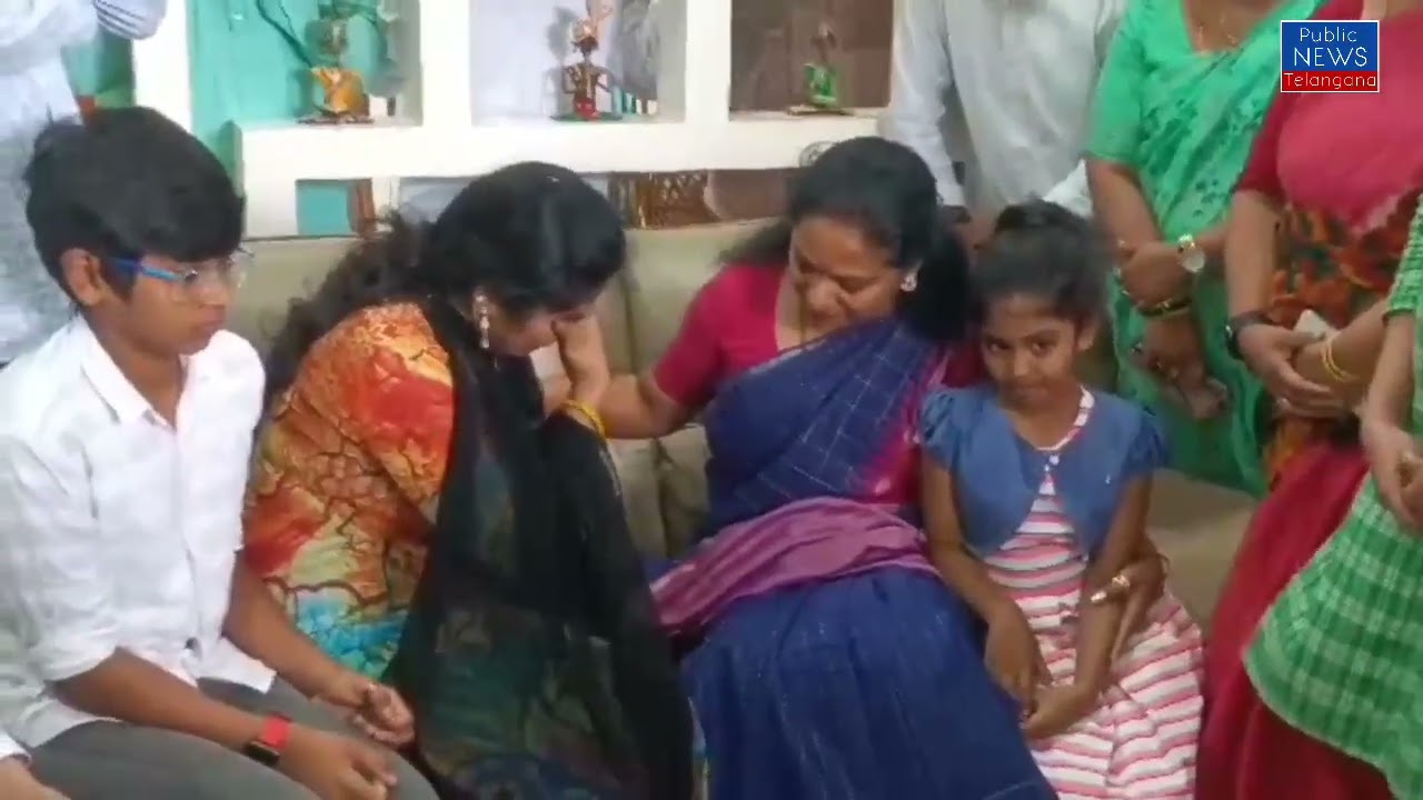సాయిచంద్ కుటుంబ సభ్యులను ఓదార్చి కంటతడి పెట్టిన ఎమ్మెల్సీ కవిత|MLC Kavitha Consoles Sai Chand Family