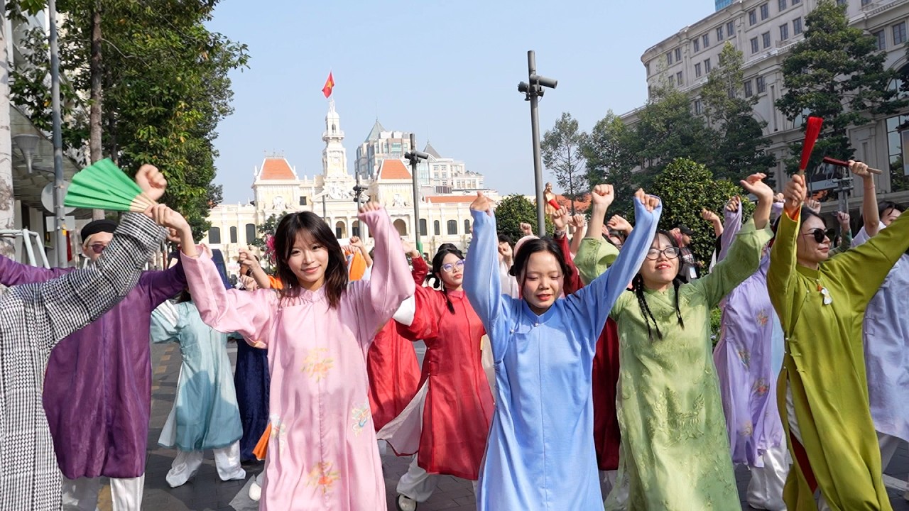 Đồng diễn áo dài