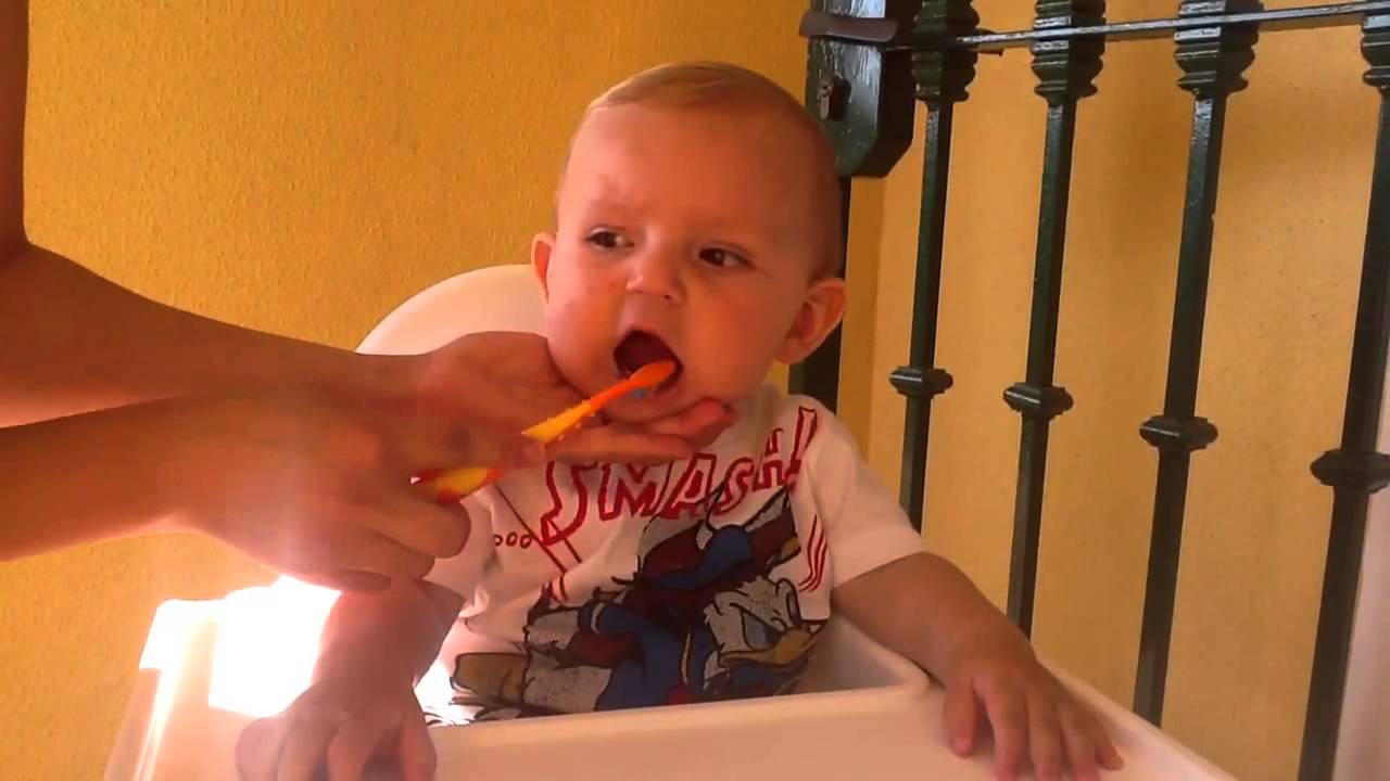 Cuidar los Dientes del bebe || COMO CEPILLARLOS