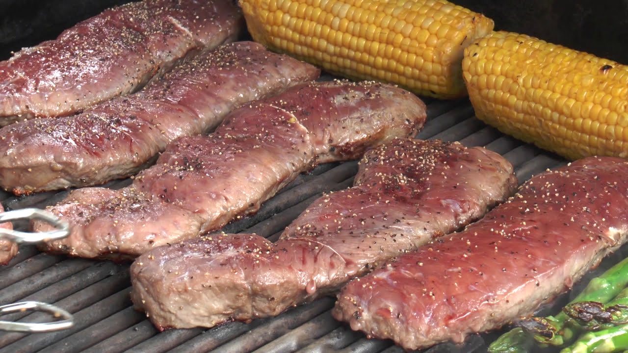 Naudan ulkofileen ja kasvisten grillaus kaasugrillissä