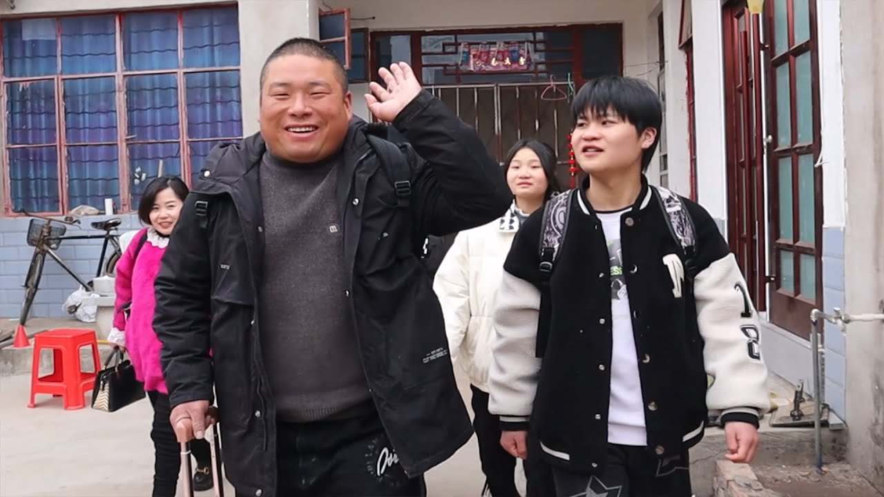 胖哥要去山東工作，想著把小妹一家也給帶著，請她們吃臨沂炒雞
