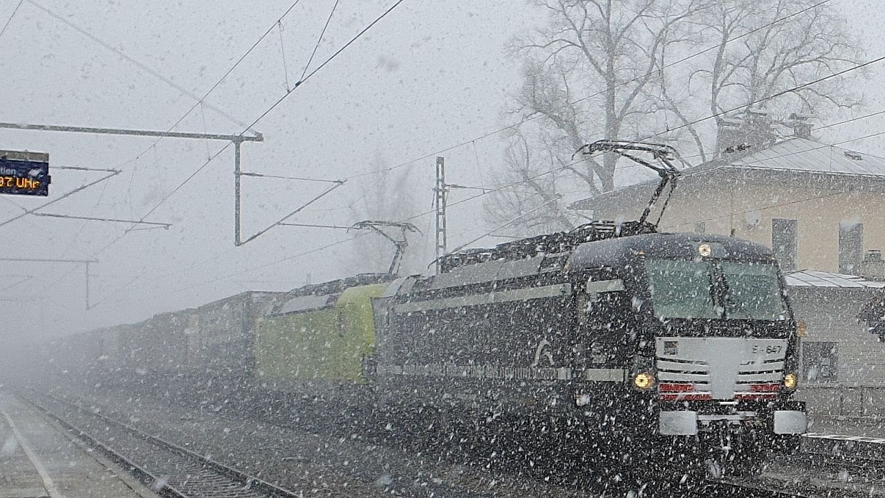 Zugverkehr in A&szlig;ling im Schneegest&ouml;ber: Mit TXLogistik und einer &Ouml;BB-Taurus-Dreifachtraktion