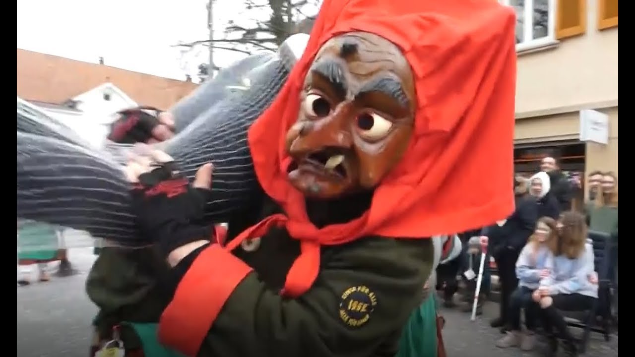 Hexen stecken Mädchen in Christbaumnetz
