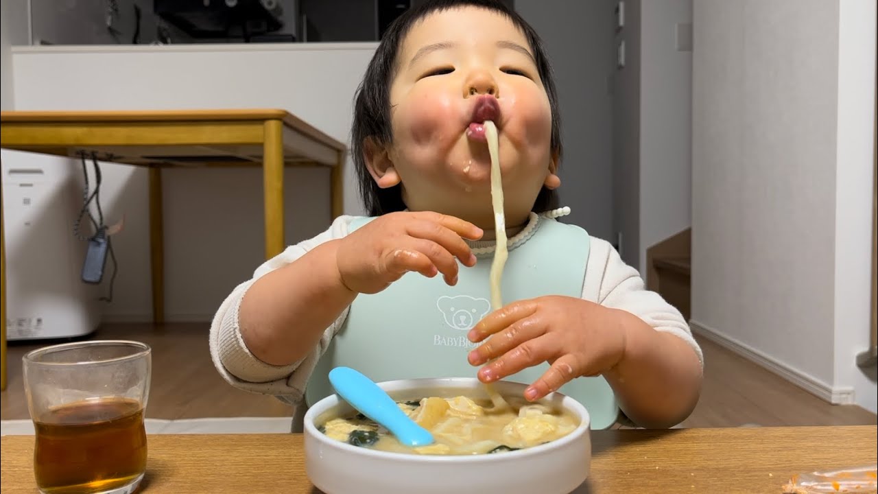 【2歳3カ月、引っ越し完了】かき玉うどんを食べるりっくん [2 years and 3 months old] Rikkun eating kaki-tama udon noodles.