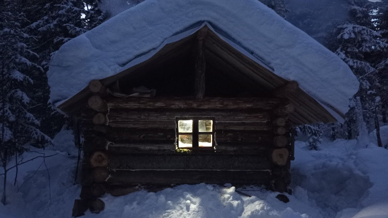 ПЕРЕЕЗД В ИЗБУ. УДАРИЛИ МОРОЗЫ.🥶ПРИЮТИЛ БЕЗДОМНОГО БРОДЯЧЕГО СТРАННИКА.