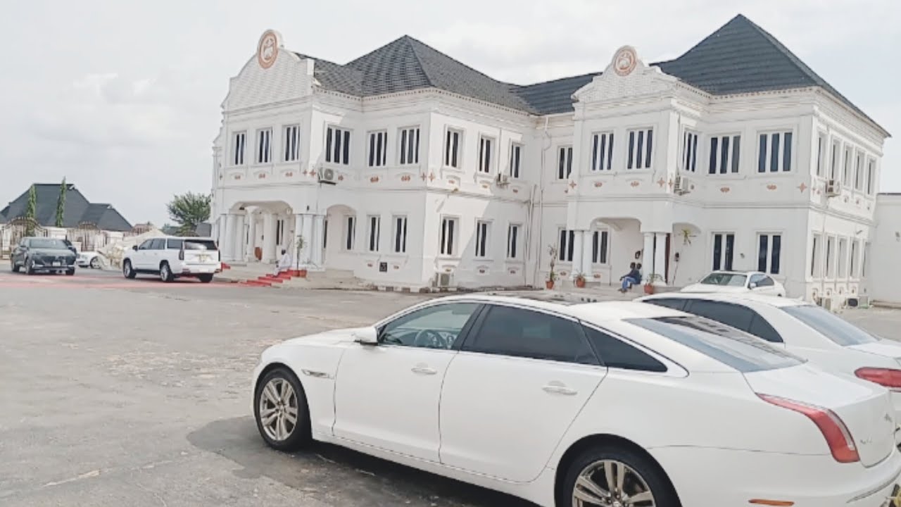 Inside Ooni of Ife&rsquo;s Royal Palace: Unseen Front View, Luxury Cars & Timeless Grandeur!