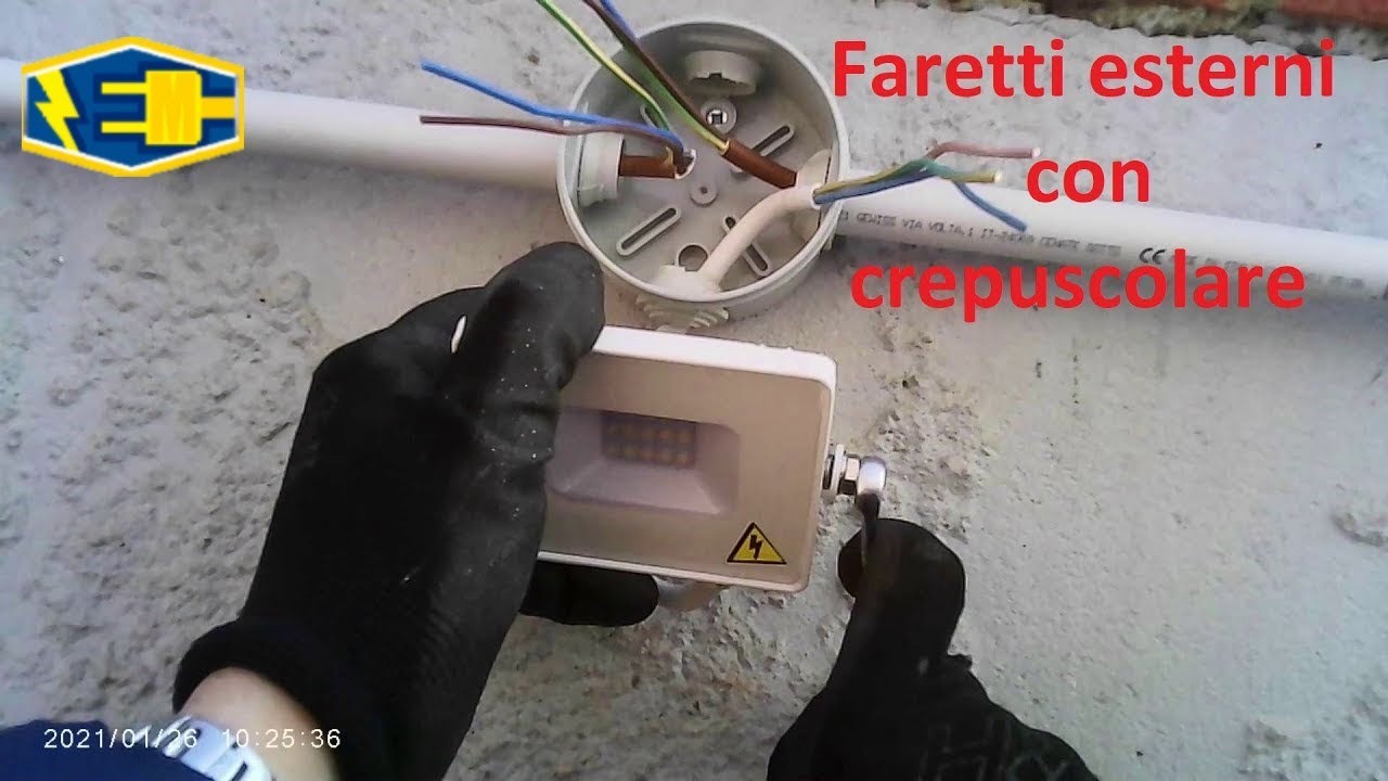istallazione faretti led esterni con crepuscolare. Linea derivata da una presa esistente.