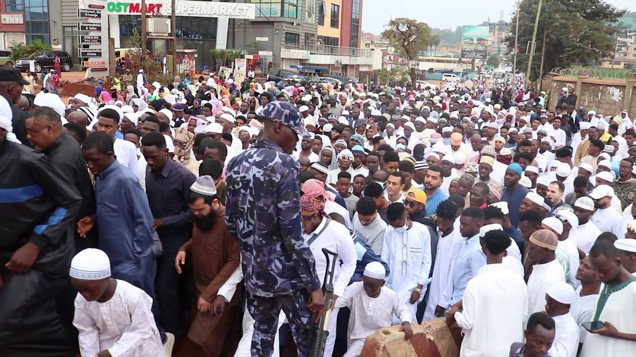 Agabuutikidde Kampala mukadde awuumye mu kusaala Eid Al Fitri ng’omuzigiti gujjudde negubooga