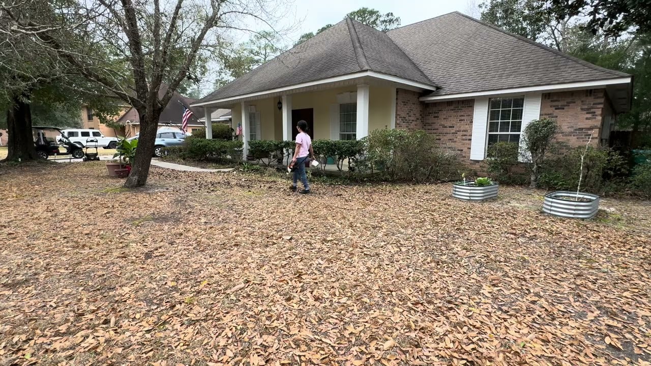 V01 Yard work & time with Chickies 🐓 (if this hits 100 likes I’ll get more chicks 🐣 )
