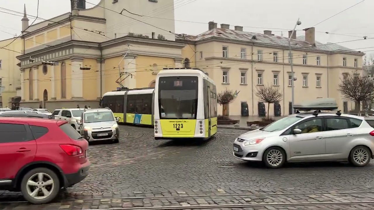 Львівські трамваї (три покоління на Площі Митній). 