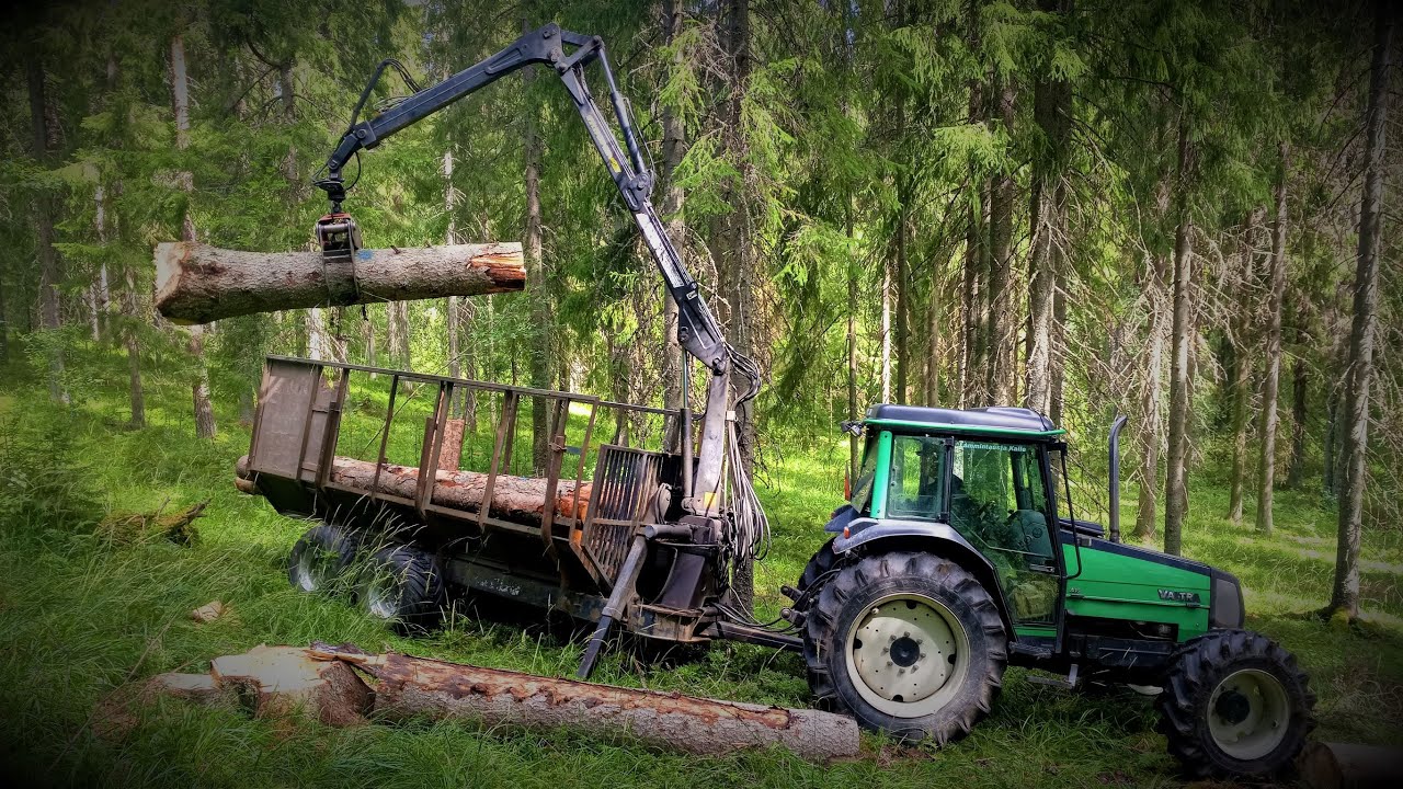 Valtra A95 hakepuita noutamassa.🌲🌲🌲
