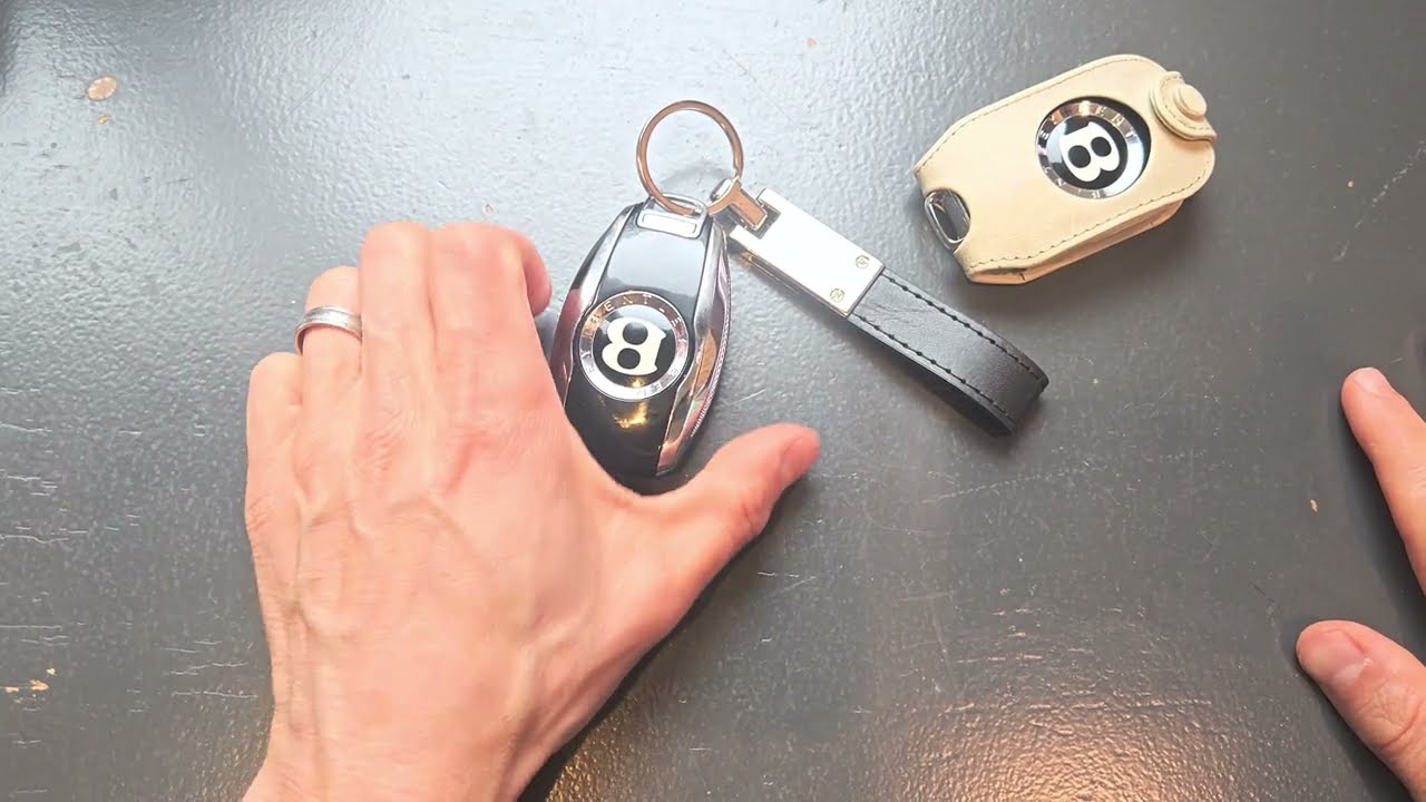 Замена батарейки в брелке ключа Bentley Bentayga, включая необходимые инструменты.