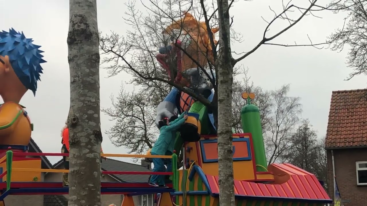 Carnavals wagen vs de boom | kempenoptocht Hapert 2023