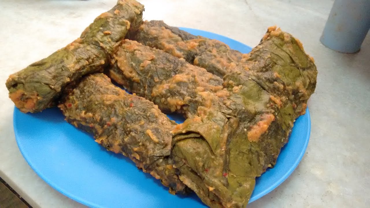 Pathrode - Colocasia leaf recipe in kannada - ಕೆಸುವಿನ ಎಲೆಯ ಪತ್ರೊಡೆ