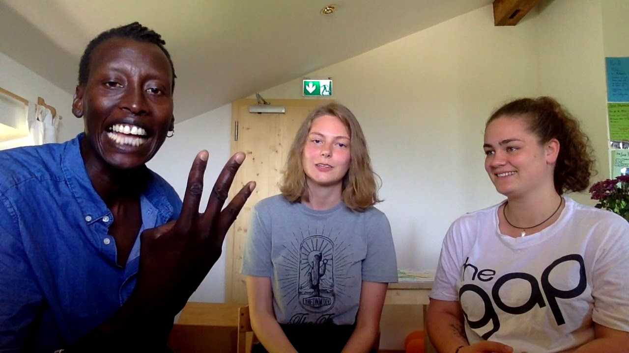25  YOUNG WOMAN FROM US HAS LERNED A FEW ASL BEFORE!