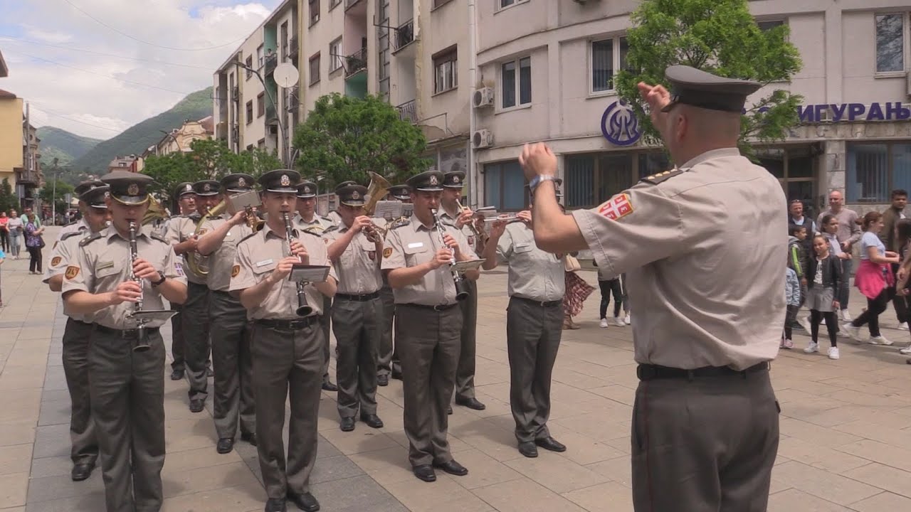 U okviru manifestacije 'Maj mesec muzike' u Vranju organizovan defile Vojnog orkestra iz Niša