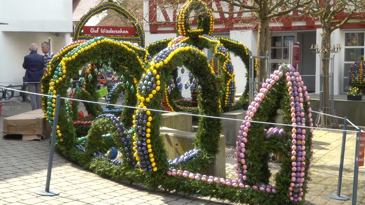 Eier so weit das Auge reicht: Der Osterbrunnen in Oberstadion