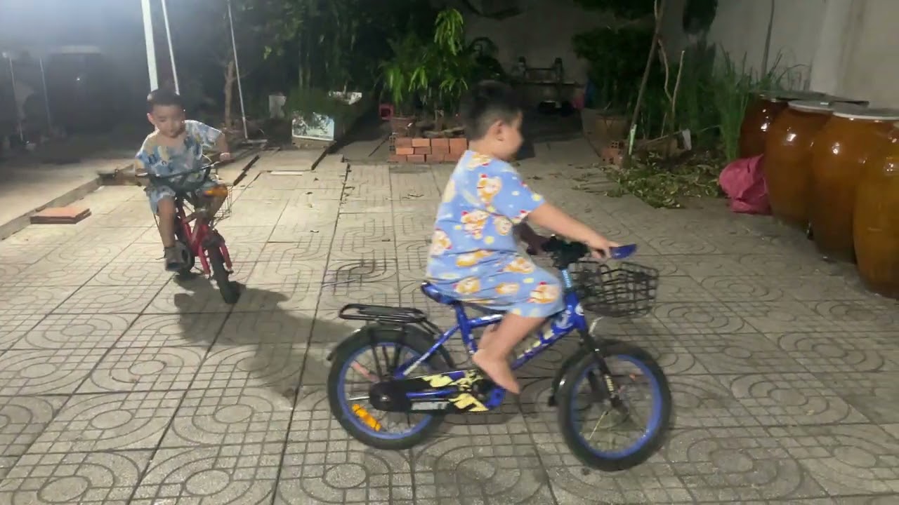 Bé đạp xe