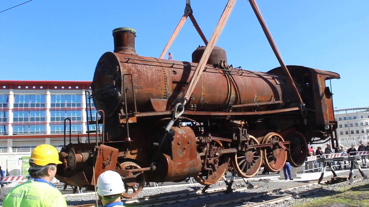 Gru ferroviaria in azione al deposito rotabili storici di pistoia