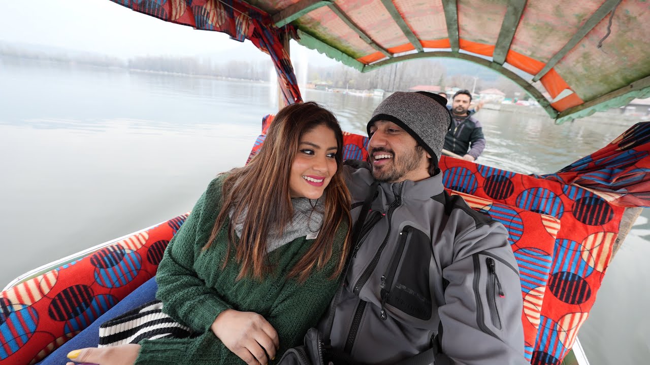 LIFE MAI AUR KYA CHAHIYE...